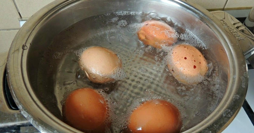 არასდროს გადაღვაროთ კვერცხის ნახარში წყალი! აი, რატომ...
